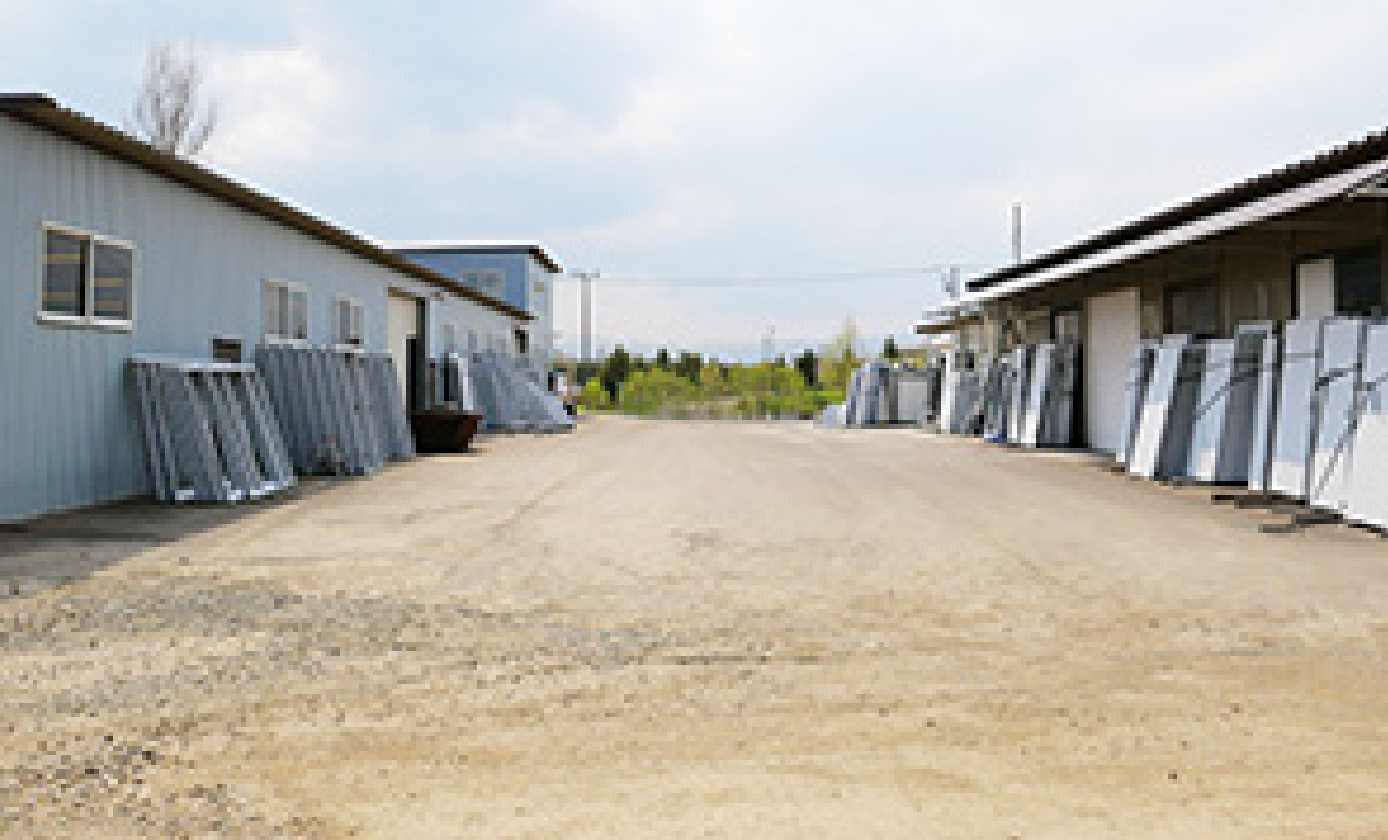 工場・事務所棟（左）塗装場・倉庫棟（右）